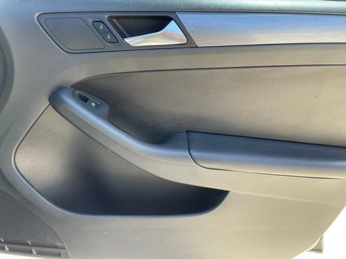 Used 2016 Volkswagen Jetta Sport FWD image 25