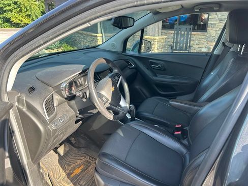 Used 2017 Chevrolet Trax LT w/ LT Convenience Package FWD image 6