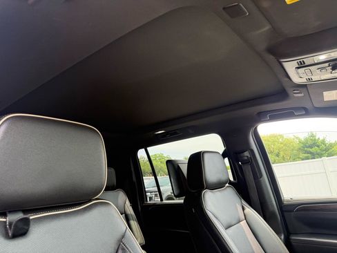 Used 2021 Chevrolet Suburban Premier AWD/4WD image 19