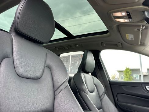 Used 2022 Volvo XC60 B5 Momentum w/ Advanced Package FWD image 17