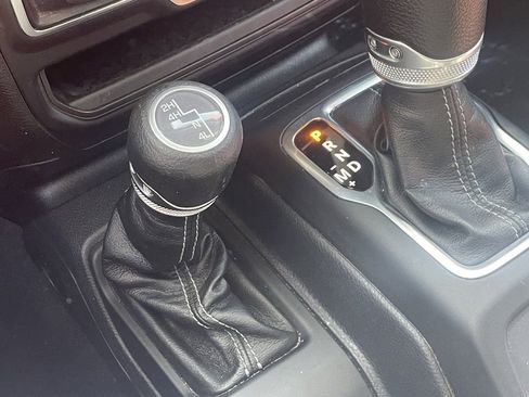 Used 2025 Jeep Gladiator Sport image 8