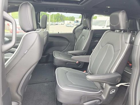 New 2026 Chrysler Pacifica Limited w/ S Appearance Package FWD image 15