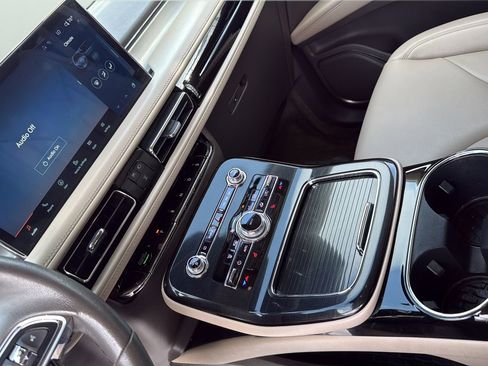 Used 2022 Lincoln Nautilus FWD w/ Premium Package image 20