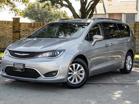 Used 2019 Chrysler Pacifica Touring-L image 9