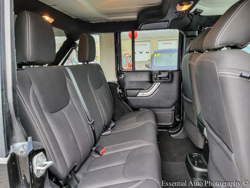 Used 2018 Jeep Wrangler Unlimited Sahara AWD/4WD image 24