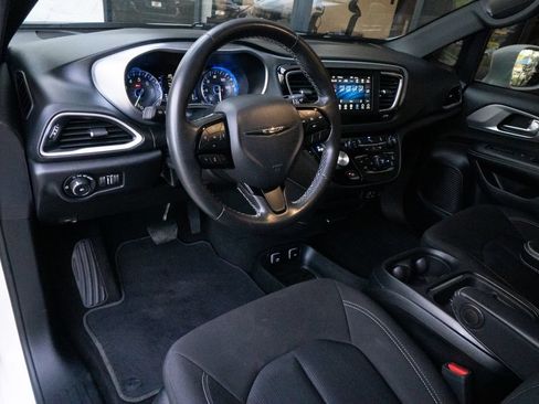 Used 2020 Chrysler Pacifica Touring w/ S Appearance Package FWD image 9