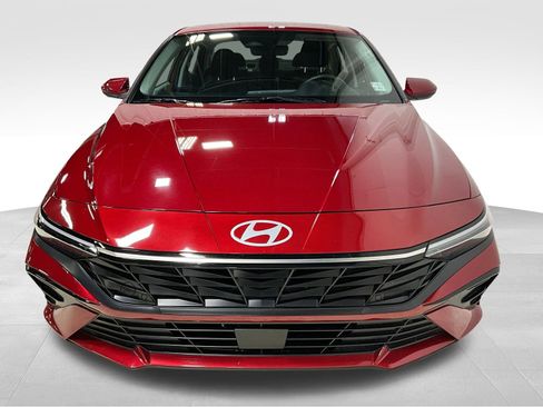 Used 2025 Hyundai Elantra SEL image 2
