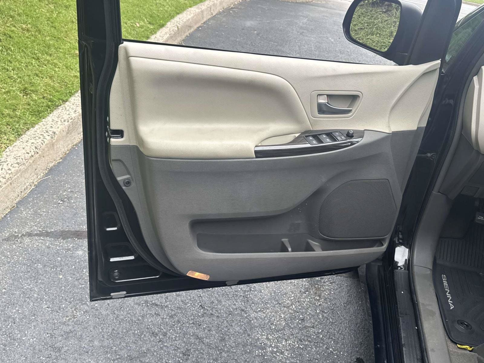 Used 2019 Toyota Sienna XLE w/ XLE Navigation Package FWD image 14