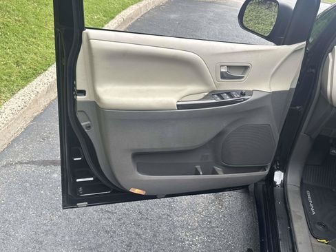 Used 2019 Toyota Sienna XLE w/ XLE Navigation Package FWD image 14