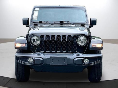 Certified 2022 Jeep Gladiator Sport AWD/4WD image 3
