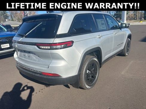 Used 2025 Jeep Grand Cherokee Altitude AWD/4WD image 7