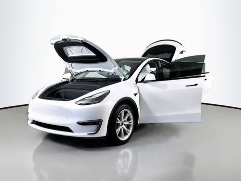 Used 2021 Tesla Model Y Long Range image 10