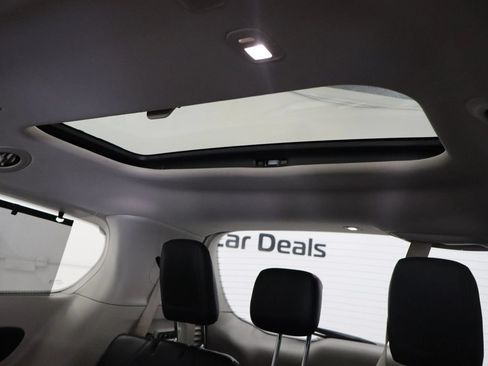 Used 2019 Chrysler Pacifica Limited FWD image 16