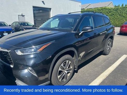 Used 2021 Toyota Highlander XLE AWD/4WD image 3