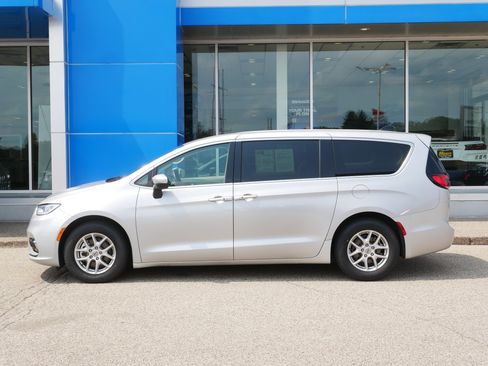Used 2023 Chrysler Pacifica Touring-L FWD image 5