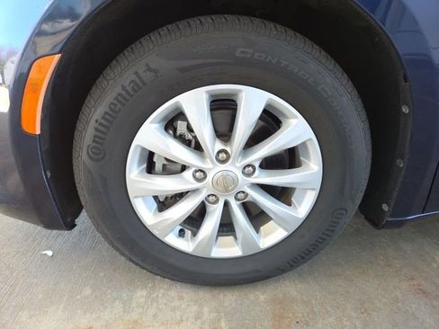 Used 2017 Chrysler Pacifica Touring-L FWD image 54