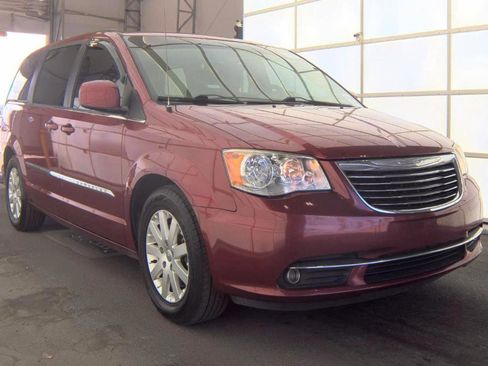 Used 2016 Chrysler Town & Country Touring image 3