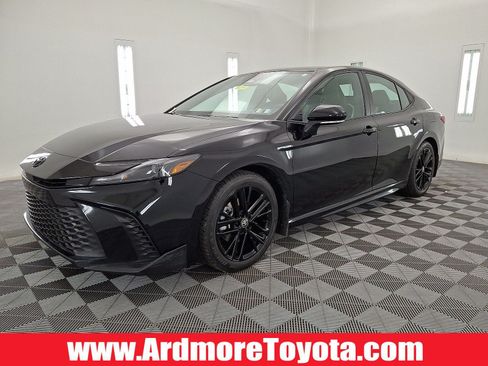 Used 2025 Toyota Camry SE FWD image 1
