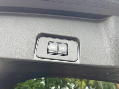 Used 2025 Nissan Rogue SV AWD/4WD image 18