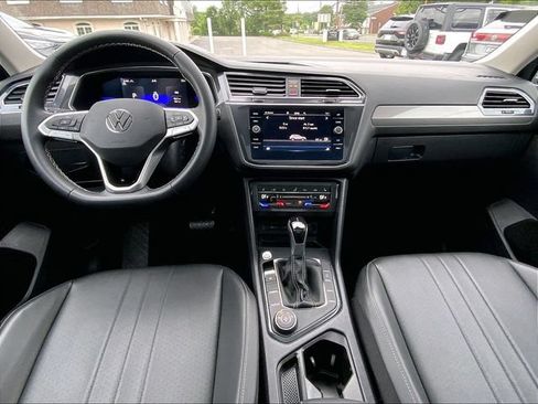 Used 2023 Volkswagen Tiguan SE w/ Panoramic Sunroof Package AWD/4WD image 12