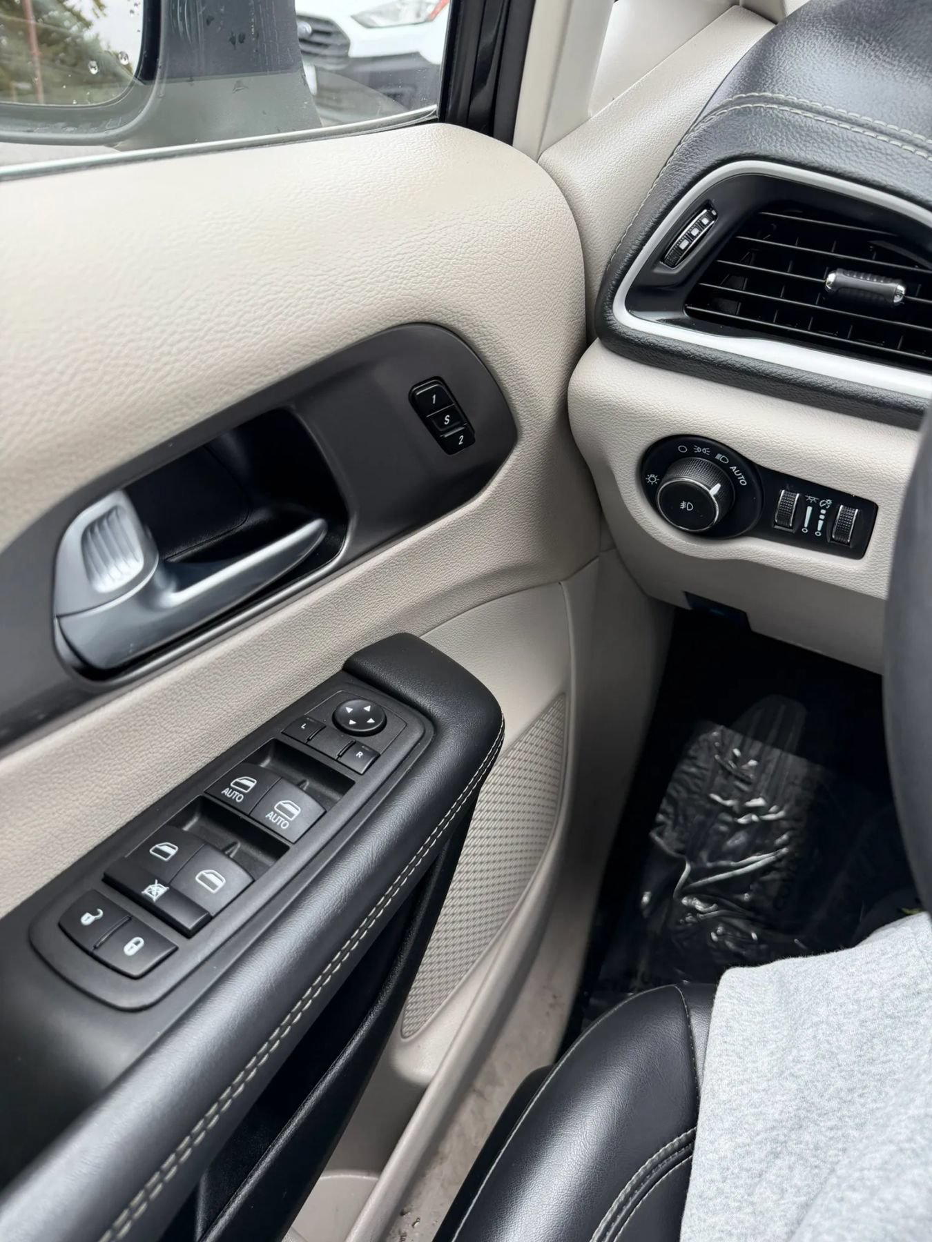 Used 2023 Chrysler Pacifica Touring-L FWD image 31