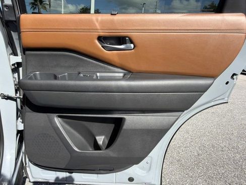Used 2024 Nissan Pathfinder Platinum AWD/4WD image 19