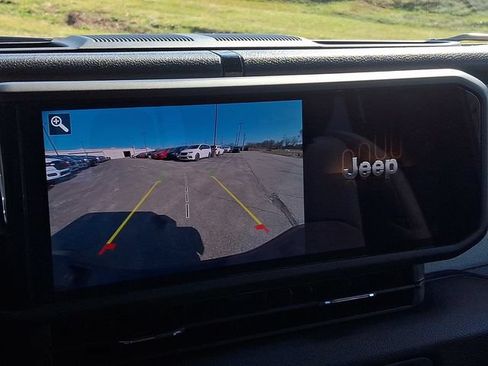 Used 2024 Jeep Gladiator Overland AWD/4WD image 17