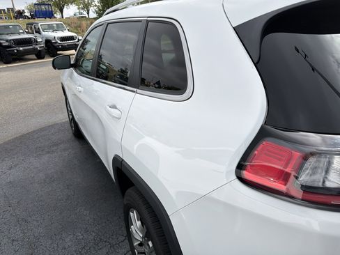 Used 2019 Jeep Cherokee Latitude Plus w/ Comfort/Convenience Group image 10