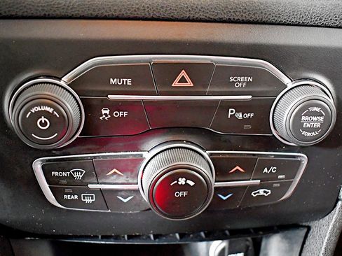 Used 2018 Dodge Charger SXT image 29