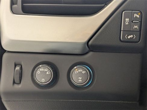 Used 2020 Chevrolet Suburban LT image 16