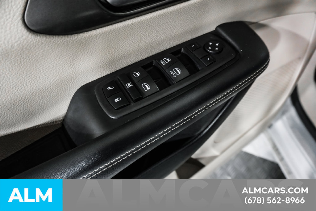 Used 2023 Chrysler Pacifica Touring-L FWD image 48