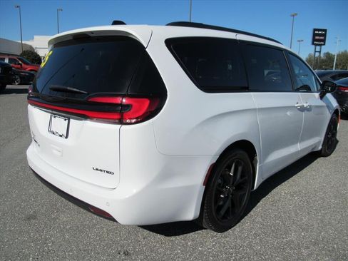 Used 2025 Chrysler Pacifica Limited FWD image 6