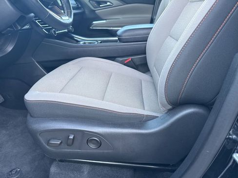 Used 2025 Chevrolet Traverse LT image 16