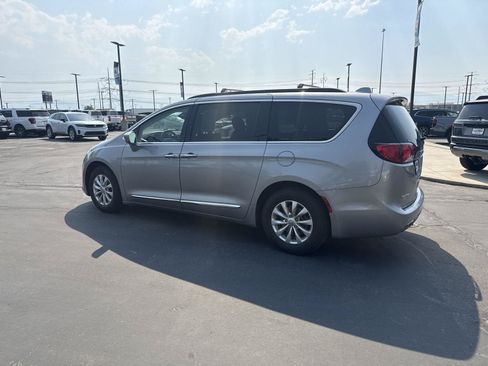 Used 2017 Chrysler Pacifica Touring-L FWD image 9
