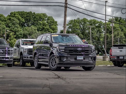 Certified 2025 Ford Expedition Active AWD/4WD image 3