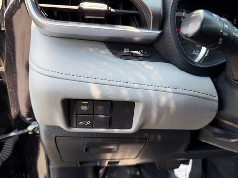 Used 2022 Toyota Highlander LE FWD image 18