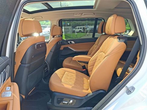 Used 2025 BMW X7 xDrive40i w/ Premium Package AWD/4WD image 11