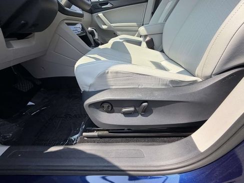 Used 2023 Volkswagen Tiguan SE w/ Panoramic Sunroof Package AWD/4WD image 16