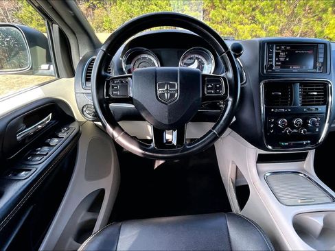 Used 2020 Dodge Grand Caravan SXT image 5