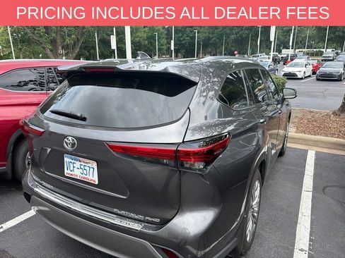 Used 2023 Toyota Highlander Platinum AWD/4WD image 2