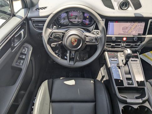 Certified 2025 Porsche Macan image 16
