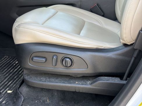 Used 2022 Chevrolet Traverse LT w/ LT Premium Package image 17