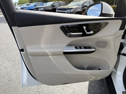 Used 2025 Mercedes-Benz GLC 350e 4MATIC image 10