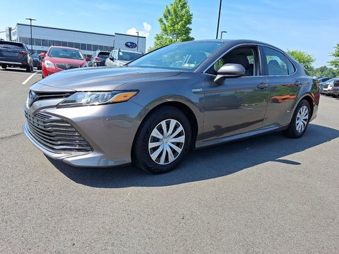 Used 2019 Toyota Camry LE FWD image 3