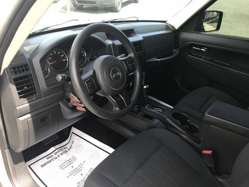 Used 2012 Jeep Liberty Sport image 11