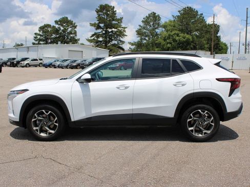 Used 2025 Chevrolet Trax LT FWD image 3