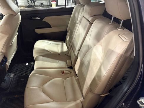 Used 2020 Toyota Highlander XLE image 25