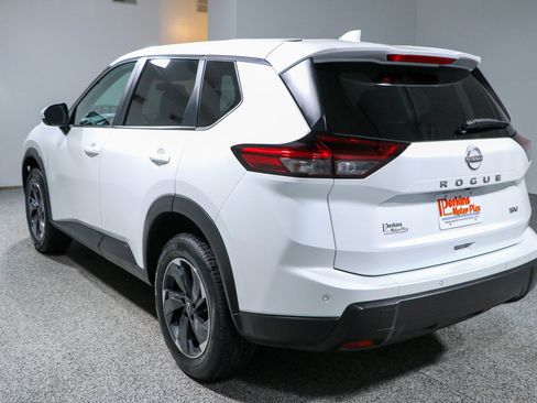 Used 2024 Nissan Rogue SV FWD image 9