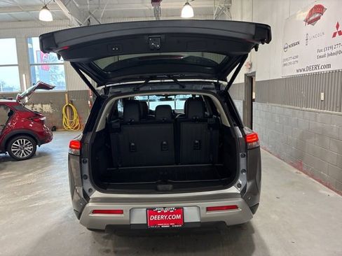 Used 2025 Nissan Pathfinder SL image 11