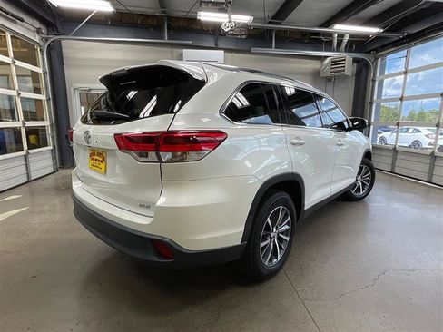 Used 2019 Toyota Highlander XLE FWD image 5